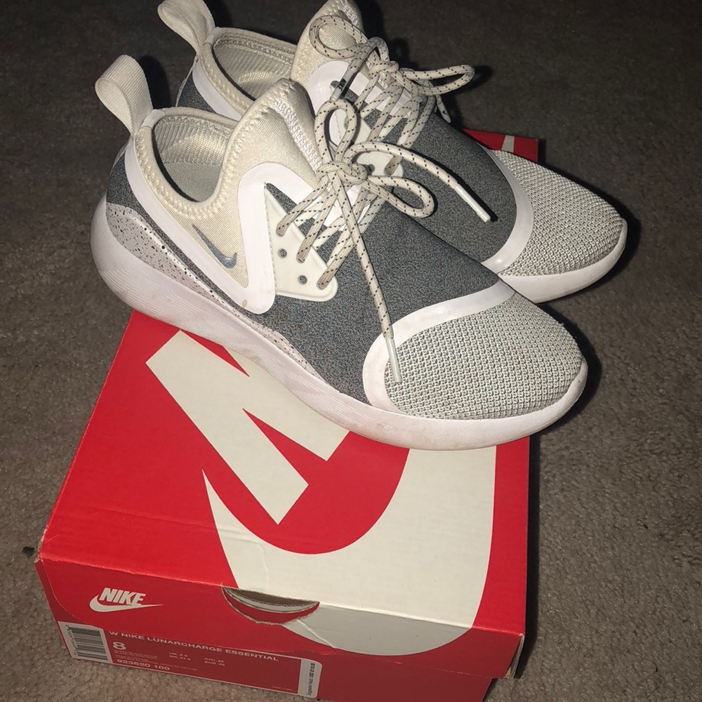 Nike Lunarcharge Essential mesh sneaker